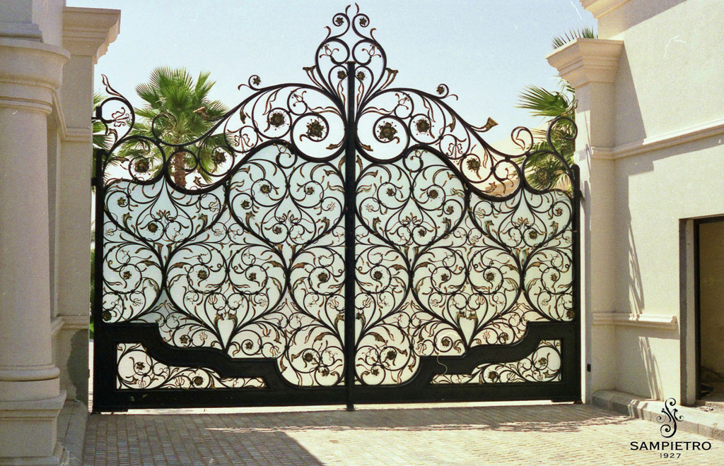 Cancello ferro battuto villa lusso Riyād Arabia Saudita